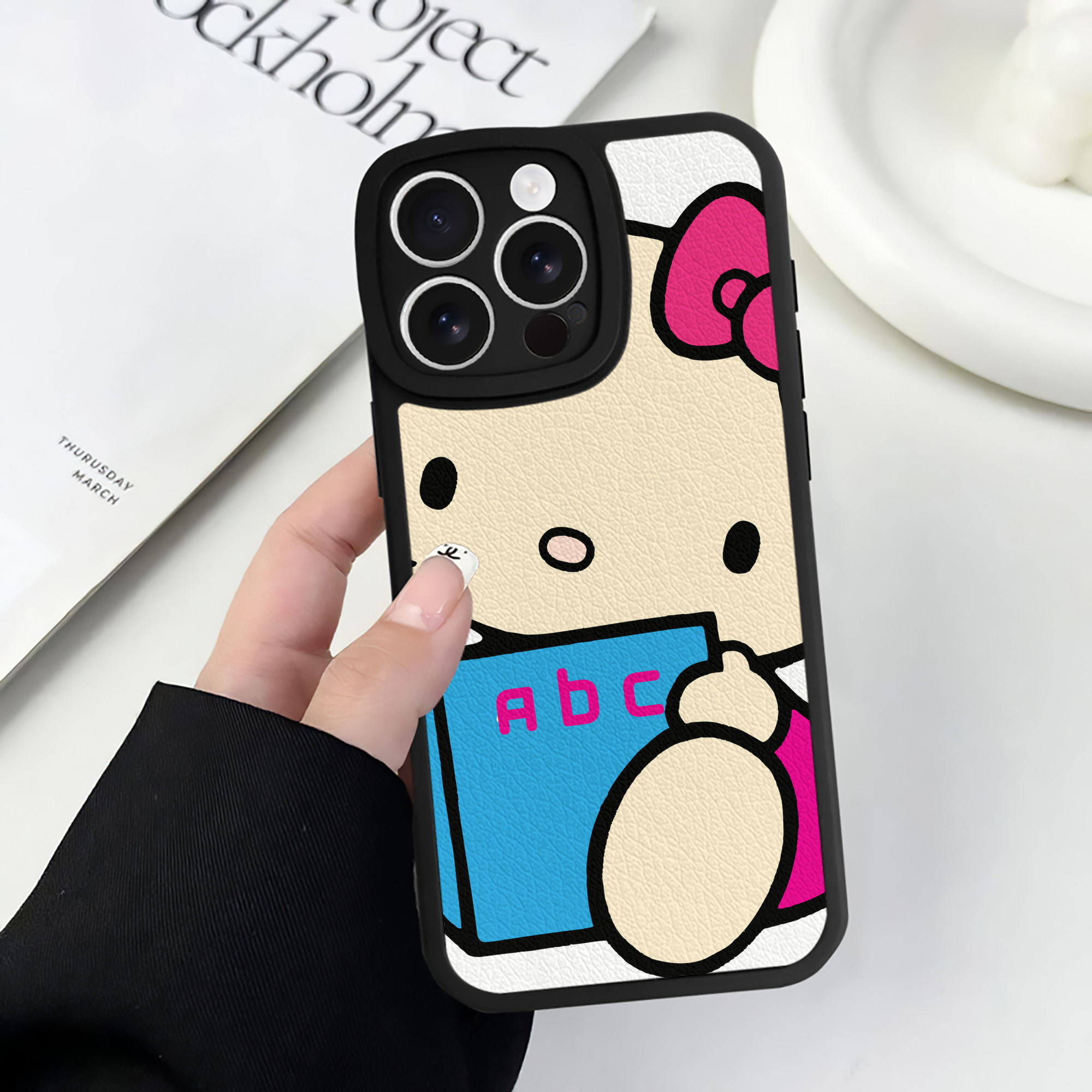 （画像用） Hello Kitty ハローキティ 【iPhone 16シリーズ対応】シリコンスマホケース（レザー調） 材質：シリコン